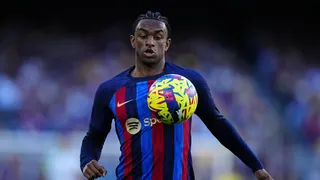 Barcelona renova com prodígio lateral de 19 anos e multa rescisória bilionária