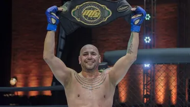 Aos 47 anos, lenda do MMA faz história e conquista cinturão em Curitiba