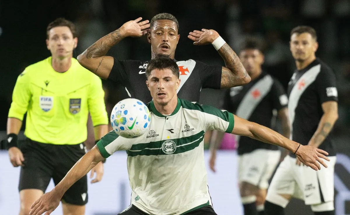 Jogadores de Coritiba e Vasco disputam a bola em partida no Couto Pereira pelo Campeonato Brasileiro