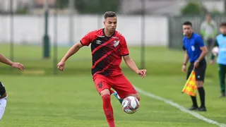 Com poucas opções para a lateral esquerda, Athletico promove prata da casa