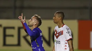Vitinho diz sentir vergonha por má fase do Paraná: “Estamos sendo cobrados em casa”