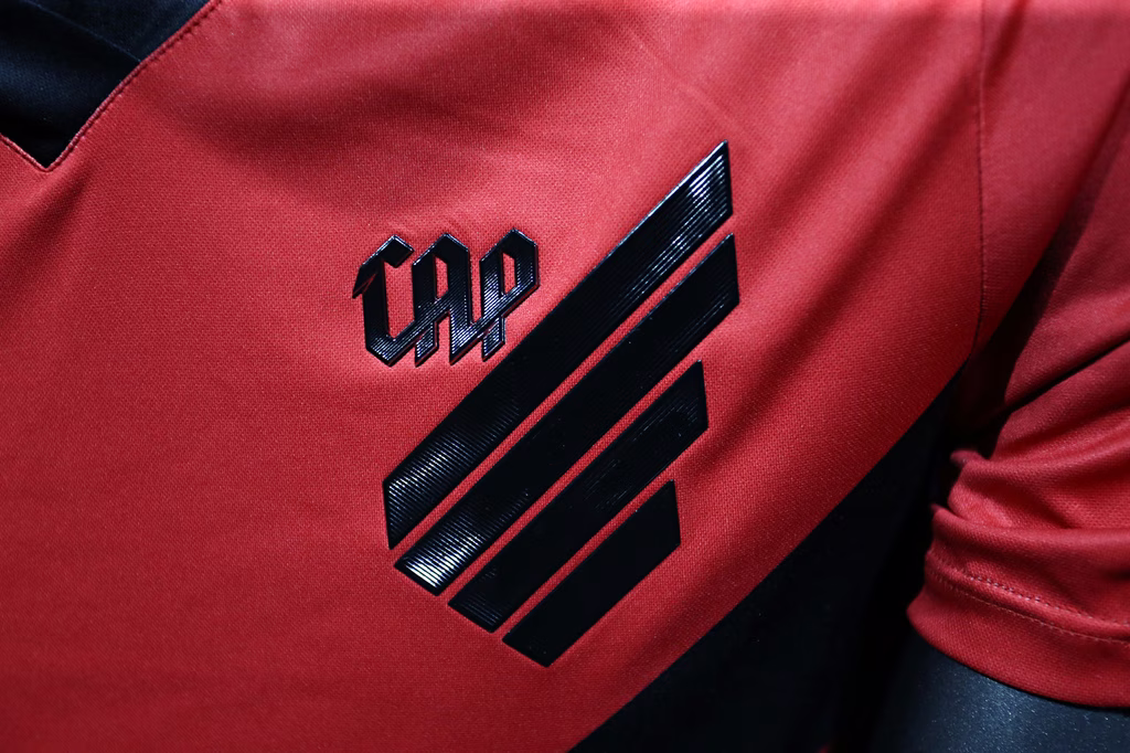 O Atlético lançou a nova identidade visual do clube na noite desta terça-feira (11), na Arena da Baixada. Com a presença de diretores, conselheiros, convidados e imprensa, o Furacão apresentou seu novo escudo, uniformes, mascote, mídias sociais e a nova grafia do nome: Clube Athletico Paranaense. Mário Celso Petraglia.