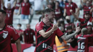 Jovem time do Athletico larga com triunfo sobre um Paraná que precisará evoluir