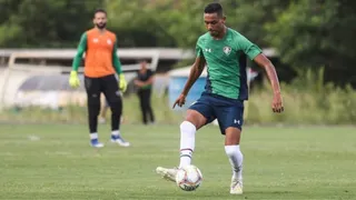 Lateral-direito ex-Fluminense assina contrato com o Athletico