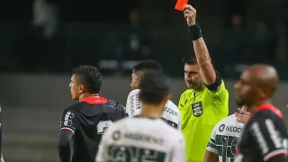 Diretor ex-Paraná demite zagueiro que agrediu Zeca, do Coritiba