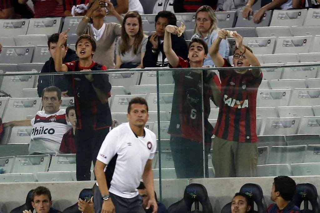 Torcida protesta contra o rendimento do Atlético no empate contra o J. Malucelli: time pressionado. (Albari Rosa/ Gazeta do Povo)