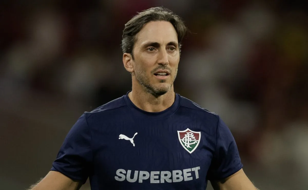 Luis Zubeldía, técnico do Fluminense, durante partida contra o Operário critica condições do gramado