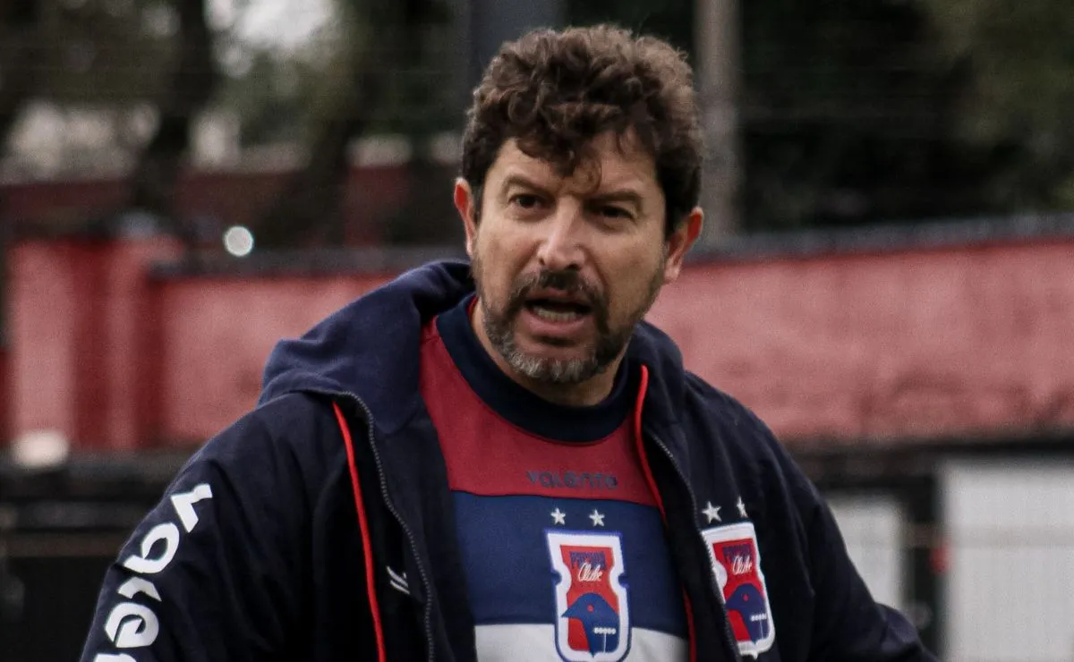 Tcheco comanda treino do Paraná Clube na Vila Capanema antes da Copa Paraná.