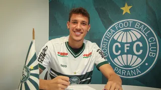 Coritiba confirma dois reforços e renova contrato de prata da casa