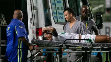 Volante do Coritiba passa mal e sai de ambulância após derrota; entenda a situação