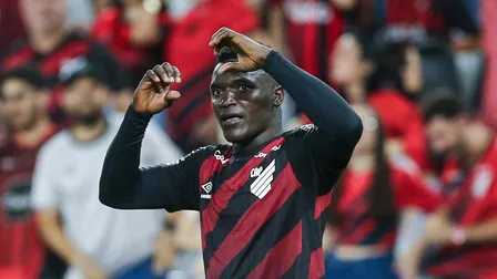 Athletico amassa e vira no fim com brilho de Viveros contra o Vitória