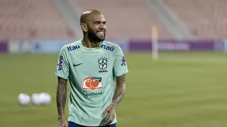 Daniel Alves publica texto para criticar “gente que sabe de futebol”