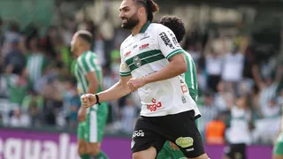 Perto de sair, Léo Gamalho encerra mais um ano como artilheiro do Coritiba