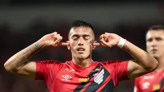 Athletico vence jogo atrasado contra o Atlético-MG e sai da zona do rebaixamento