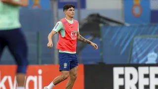 Ramon testa Ayrton Lucas no lugar de Alex Telles em treino da seleção brasileira