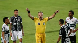 Com VAR polêmico a favor do Corinthians, Coritiba perde a terceira seguida