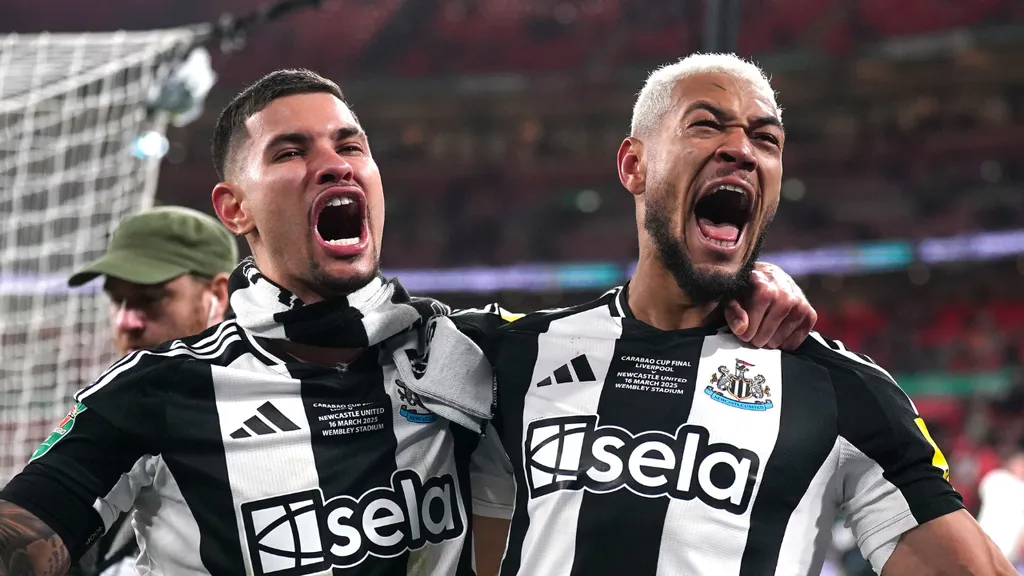 Bruno Guimarães e Joelinton comemoram título do Newcastle