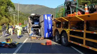 Ônibus do Umuarama Futsal sofre acidente na BR-376; duas pessoas morreram, segundo PRF