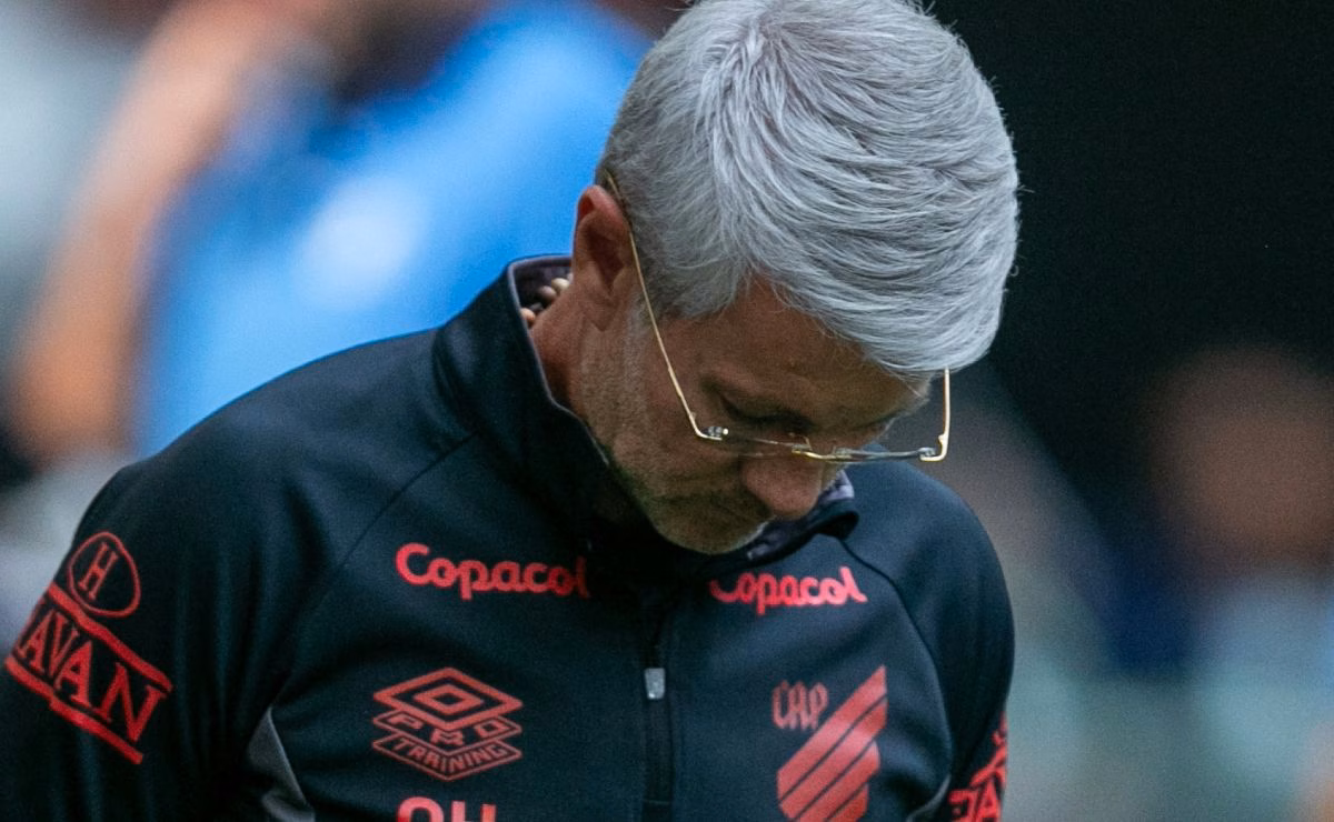 Odair Hellmann cabisbaixo durante jogo do Athletico no Brasileirão