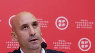 Após renúncia, Rubiales pode encarar investigação na Austrália por beijo em jogadora da Espanha