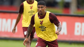 Após lesão grave, lateral treina com grupo e fica perto de retorno ao Athletico