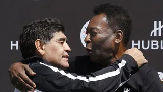 O curioso “parabéns” cheio de picardia de Pelé a Maradona no Twitter