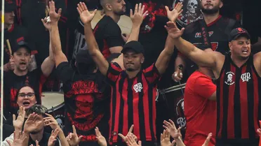 Destaque do Athletico vê jogo com organizada e goleiro é ovacionado