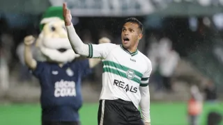 Robson chega perto do top-3 artilheiros do Coritiba no século