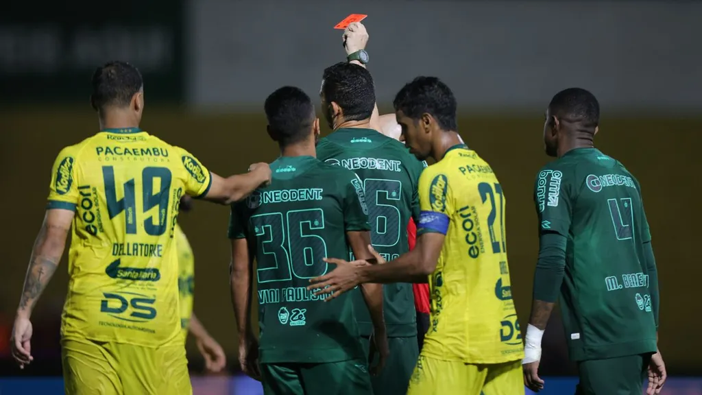 vini-paulista-expulso-mirassol-coritiba-serie-b