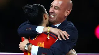 Quem é Luis Rubiales, dirigente espanhol que beijou jogadora na boca na final da Copa