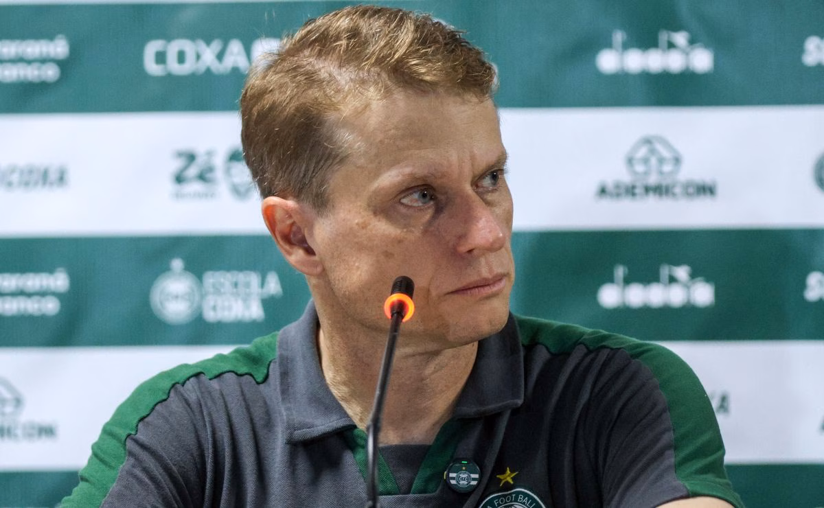 Fernando Seabra concede entrevista coletiva após jogo do Coritiba