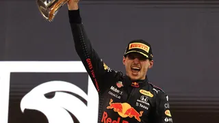 Verstappen ultrapassa Hamilton na volta final e leva título inédito da Fórmula 1
