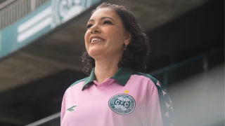 Coritiba lança camisa do Outubro Rosa com relevo no escudo: “Seu toque muda o jogo”