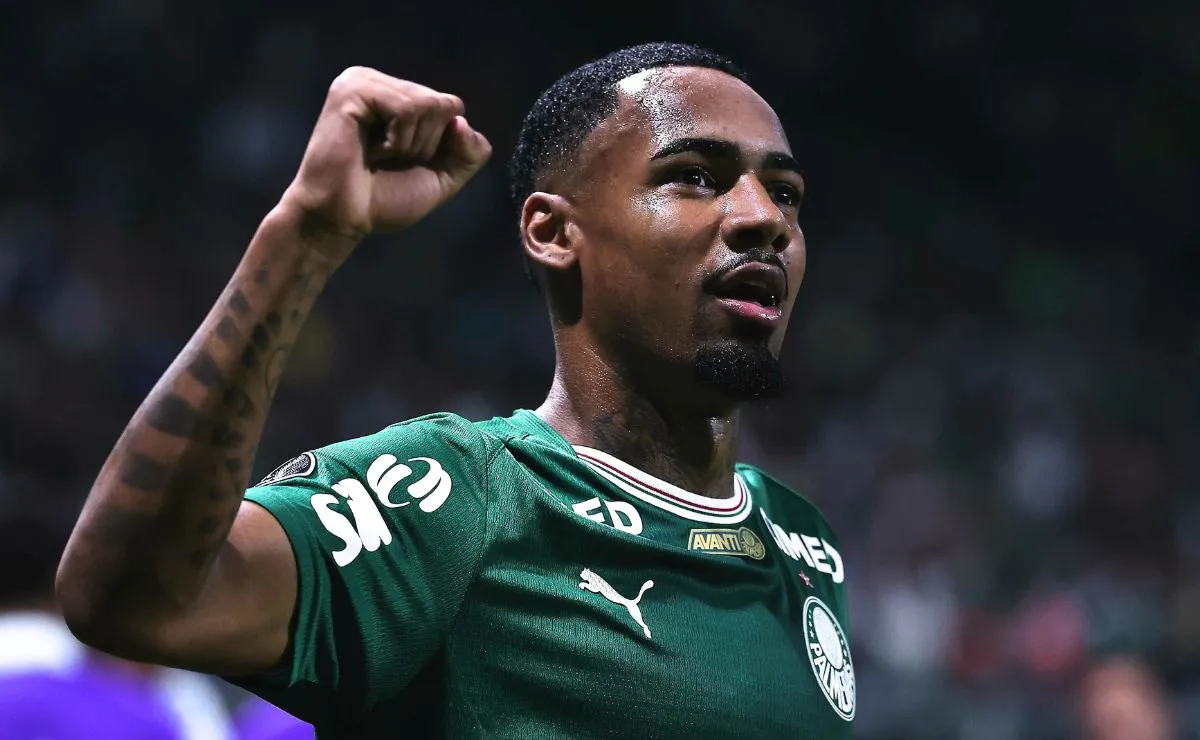 Volante Allan comemora gol pelo Palmeiras 