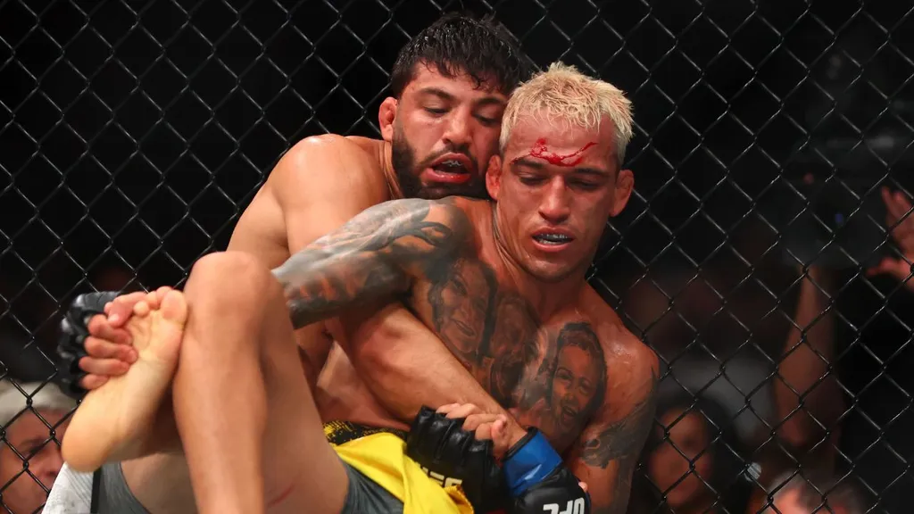 Arman Tsarukyan e Charles do Bronx no UFC 300. Foto: Icon sport