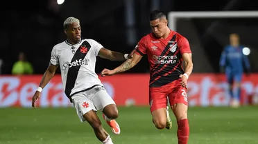 Vasco provoca Athletico com adesivos do Coritiba no banco de reservas