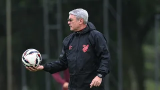 Odair Hellmann completa um mês no comando do Athletico e explica mudanças