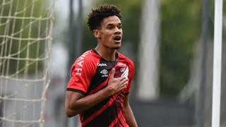Destaque do sub-17 do Athletico, atacante renova contrato