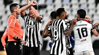Botafogo x Athletico acaba com confusão entre jogadores e gesto antirracismo 