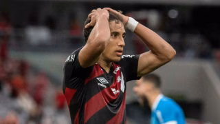 Meia do Athletico pede desculpas após pênalti perdido na semifinal do Paranaense