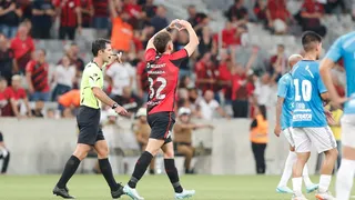 Com golaço de letra, Arriagada estreia e empolga torcida do Athletico