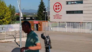 Caso Negreira: Juiz acusa Barcelona de suborno e polícia apreende documentos na Federação Espanhola