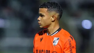 Emprestados, piás do Couto brigam por espaço; zagueiro ainda não estreou
