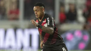 Quem é Léo Derik, jogador do Athletico condenado por estupro?