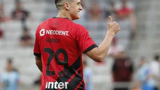 Lateral argentino diz estar feliz e quer “ganhar minutos” no Athletico