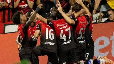 Viveros decide no fim, Athletico vence o Santos e gramado da Arena vira alvo