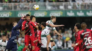 Sem eficiência no ataque, Coritiba toma banho de água fria do Athletico