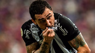 Ex-Athletico, meia Vina acerta retorno a ex-clube