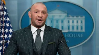 McGregor ataca Charles do Bronx e tem data para voltar ao UFC