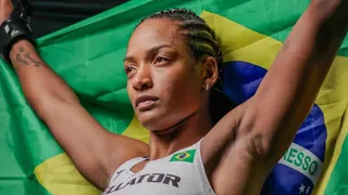 Após coma, lutadora curitibana volta ao Brasil para seguir tratamento